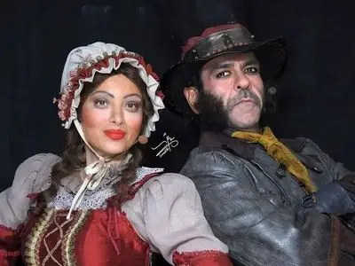 حضور «علیرضا قربانی» در پشت صحنه نمایش اولیور توئیست +عکس یادگاری با بهنوش طباطبایی 