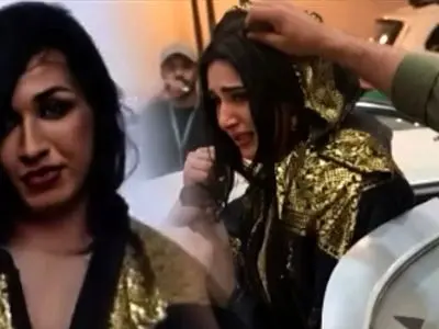 فیلم حیرت آور/ حضور مرد زن نما در میهمانی خصوصی زنان / هم کلاه گیسش  هم لباس های زنانه اش را درآوردند! / چه نیتی داشت ؟!