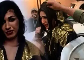 فیلم حیرت آور/ حضور مرد زن نما در میهمانی خصوصی زنان / هم کلاه گیسش  هم لباس های زنانه اش را درآوردند! / چه نیتی داشت ؟!