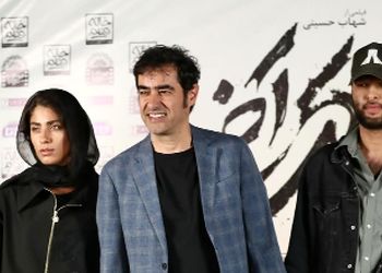 فیلم لحظه ورود باشکوه شهاب حسینی و پسرش به اکران فیلم ساخته خودش «حرکت آخر» /  اینبار از زن دومش ساناز ارجمند خبری نبود