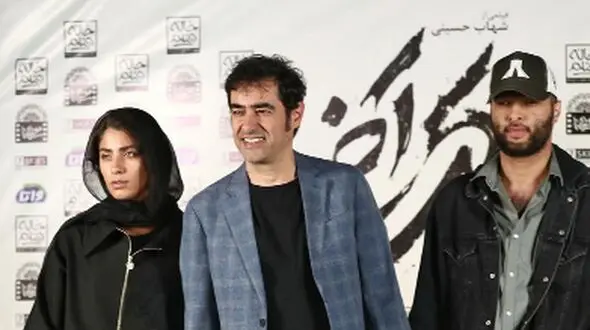 فیلم لحظه ورود باشکوه شهاب حسینی و پسرش به اکران فیلم ساخته خودش «حرکت آخر» /  اینبار از زن دومش ساناز ارجمند خبری نبود