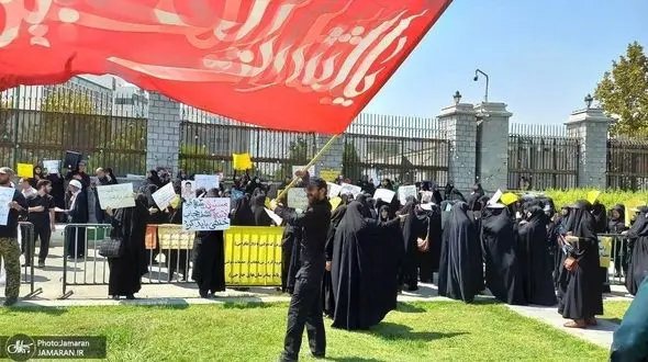 دو تجمع در تهران با دو حکایت متفاوت /تجمع حجاب مقابل مجلس،تجمع بازاریان  مقابل شورای شهر در اعتراض به شکایت کسب و کار