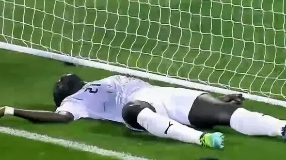 مدافع تیم الوکره وسط بازی سکته کرد + عکس