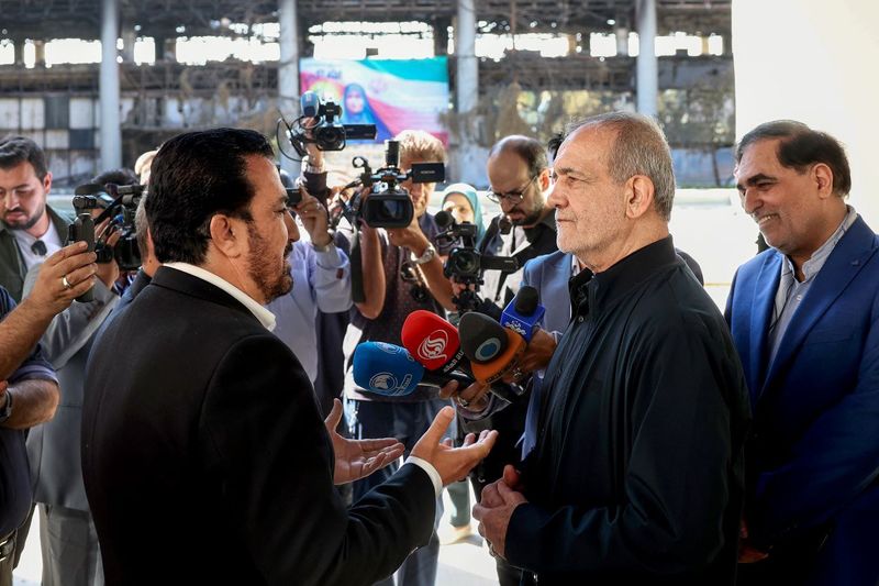  مسعود پزشکیان امروز(شنبه ۱۸ مرداد ۱۴۰۴) یک روز پس از روز خبرنگار با بازدید سرزده از شبکه خبر 