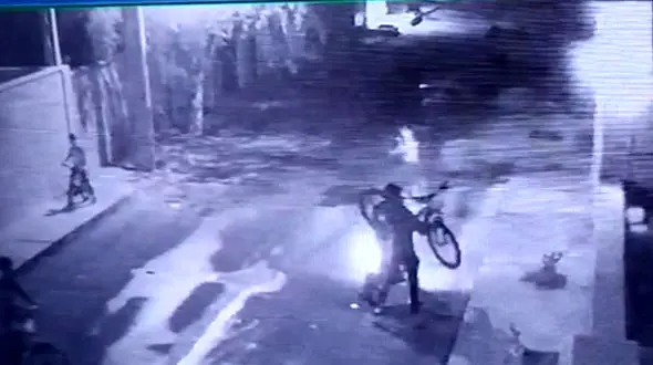 فیلم عجیب صحنه زورگیری از کودک 10 ساله آبادانی