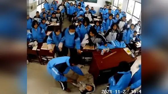 فیلم لحظه غش کردن خانم معلم باردار در کلاس / نقش بر زمین شد 