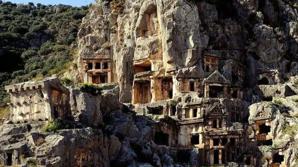 این مقبره های سنگی عجیب در دل کوه متعلق به چه کسانی است؟+تصاویر