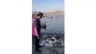 دریاچه ارومیه غرق در زباله ! / دریاچه دوباره نفس کشید، اما ما دوباره زخمش زدیم؛ روایت تلخ پسماندها در کنار دریاچه + فیلم