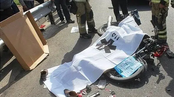 عکس تکاندهنده از جسد مردی روی موتوسیکلت ! / در مهاباد رخ داد + جزییات