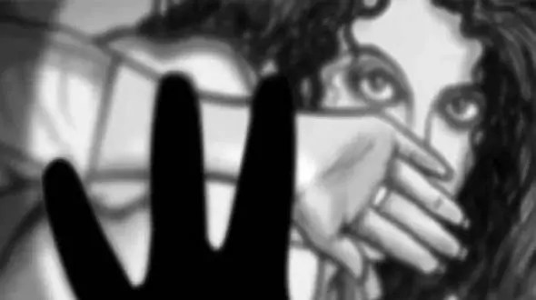 آزار زن جوان توسط مرد روانی / زن در کمد لباس زندانی بود + عکس