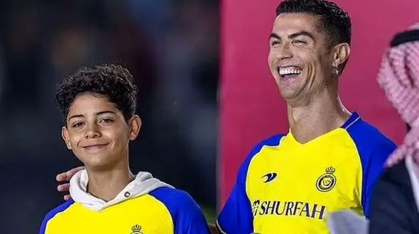 ابرستاره فوتبال جهان آرزوی لاکچری پسر بزرگش را برآورده نکرد/ رونالدو: برای پسرم آیفون نمیخرم و او با گوشی مادربزرگش با همه تماس میگیرد!+عکس