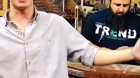 فیلم آواز شاد /  پسر دهه هشتادی آهنگ شاد و غزل خون میرویم ایرج خواجه امیری خوند با کلی رقص !