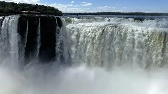 آشنایی با آبشار ایگواسو؛ جادوی خیره‌ کننده طبیعت در آرژانتین + عکس