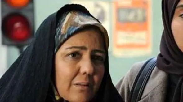 عکس/ میز عزای شیک و بدون تجملات زویا امامی، همسر هنرمند کاظم هژیر آزاد/ دیزاین زیبا با گَل، شمع، خرما و حلوا