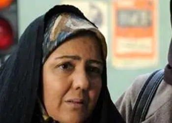 عکس/ میز عزای شیک و بدون تجملات زویا امامی، همسر هنرمند کاظم هژیر آزاد/ دیزاین زیبا با گَل، شمع، خرما و حلوا