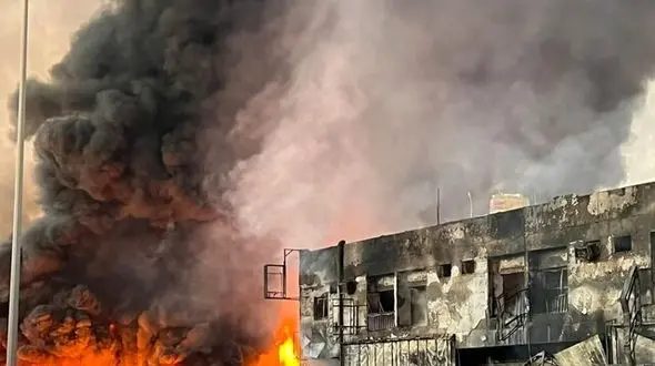 آتش وسیع به جان کارخانه ای در شهر عجمان افتاد