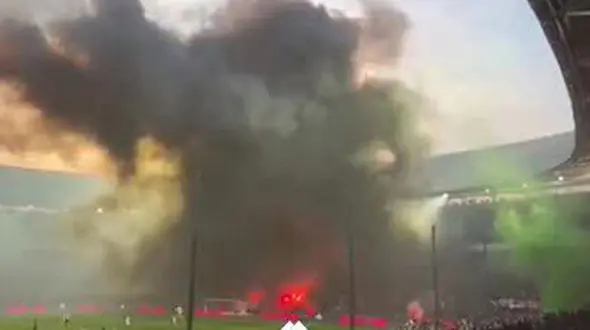 ببینید / آتش‌بازی عجیب‌ و غریب تماشاگران در لیگ فوتبال هلند + فیلم حیرت آور