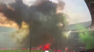 ببینید / آتش‌بازی عجیب‌ و غریب تماشاگران در لیگ فوتبال هلند + فیلم حیرت آور