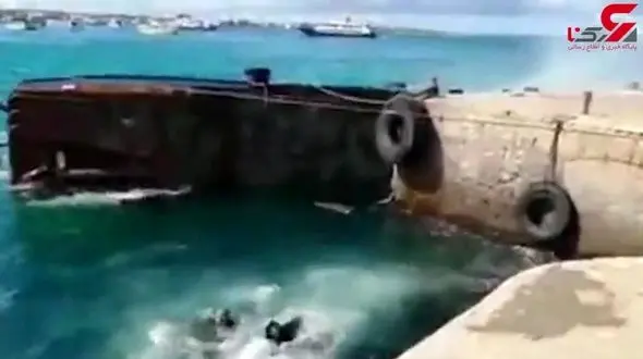 سقوط جرثقیل روی کشتی با 2000 لیتر سوخت + فیلم / جزیره گالاپاگوس