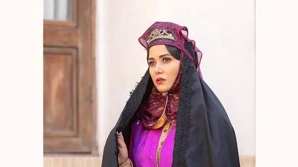 روستاگردی پریناز ایزدیار در یک مکان خوش آب و هوا و در کنار مرغ و خروس ها +عکس