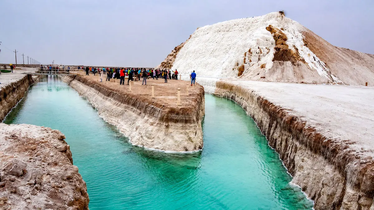 شاهکار طبیعت در دل کویر ایران؛ آبشار ۲۵ متری نمکی خور و بیابانک گردشگران را شگفت‌زده کرد