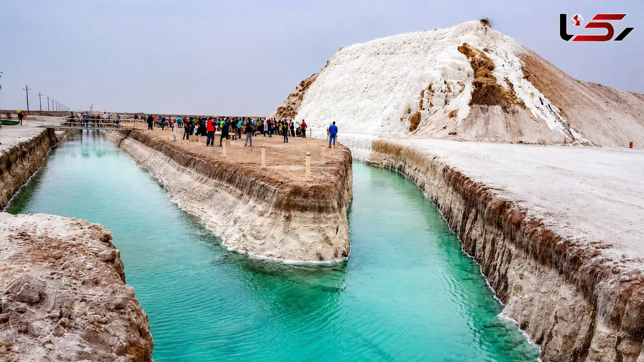 شاهکار طبیعت در دل کویر ایران؛ آبشار ۲۵ متری نمکی خور و بیابانک گردشگران را شگفت‌زده کرد