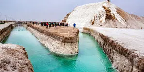 شاهکار طبیعت در دل کویر ایران؛ آبشار ۲۵ متری نمکی خور و بیابانک گردشگران را شگفت‌زده کرد