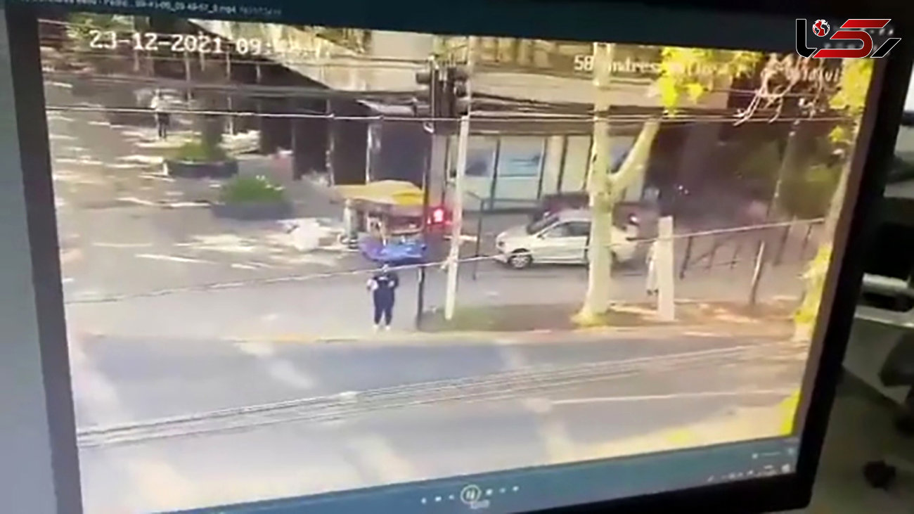 فیلم لحظه تصادف هولناک خودرو با زن ایستاده در خیابان / همه شوکه شدند