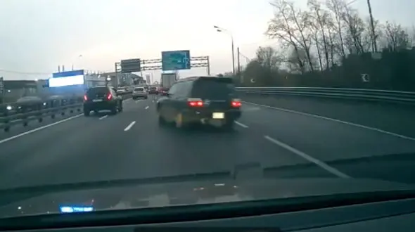 فیلم لحظه چپ کردن خودروی لوکس جلوی چشم مردم