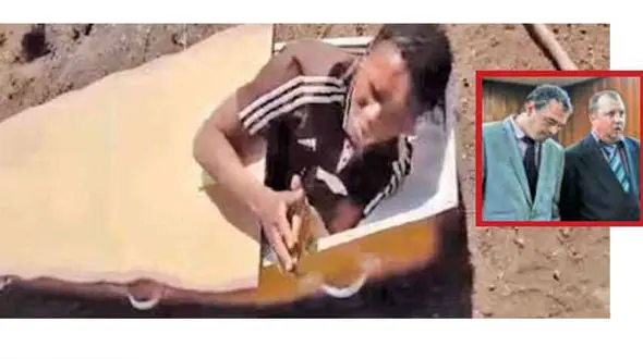 آزار پسر جوان داخل تابوت توسط 2 مرد شیطان صفت + عکس
