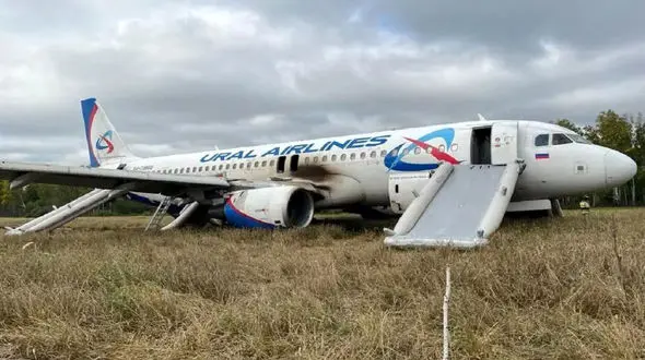 فیلم فرود نفس گیر و ماهرانه هواپیمای مسافربری روی چمن !