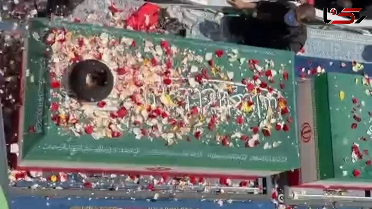 فیلم لحظه گلباران تابوت رهبر شهید هنگام بدرقه در تهران