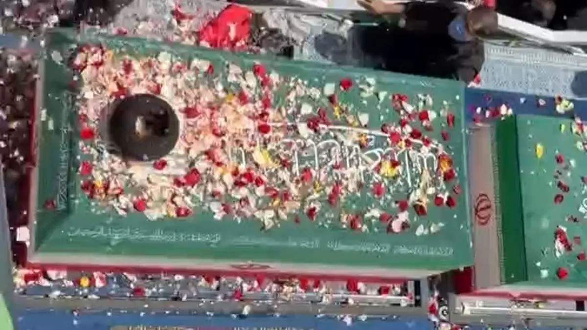 فیلم لحظه گلباران تابوت رهبر شهید هنگام بدرقهدر تهران