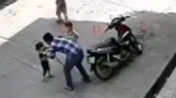 فیلم لحظه سرقت طلا از کودکان / در روز روشن رخ داد