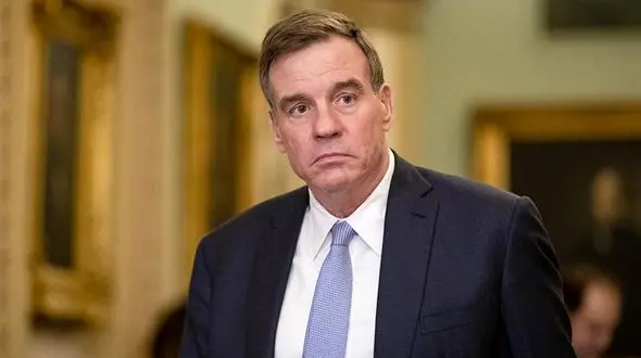 سناتور دموکرات: محاصره تنگه هرمز باعث باز شدن آن نمی‌شود