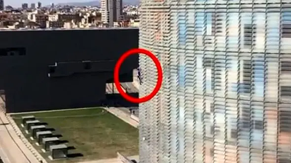 اقدام جنجالی یک مرد 57 ساله برای اعتراض به شیوع ویروس کرونا + فیلم