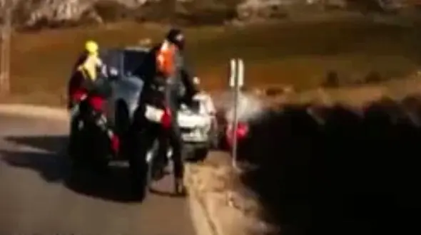 لحظه وحشتناک تصادف گروهی موتورسیکلت‌ها با خودروی سواری + فیلم