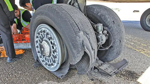 ببینید / لحظه انفجار وحشتناک لاستیک خودرو سنگین