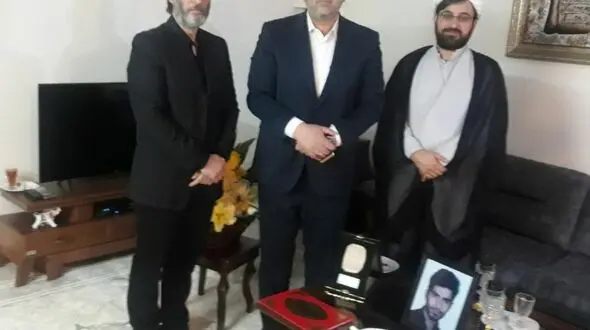 دیدار رئیس سازمان بسیج جامعه پزشکی کشور با خانواده پرستار شهید عزیزی فر