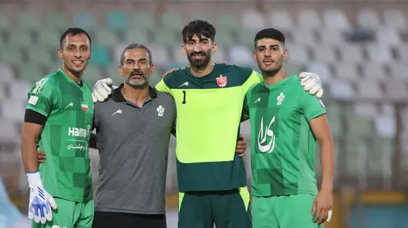 گلر سابق استقلال در آغوش پرسپولیسی‌ها  + عکس
