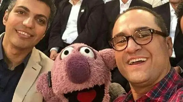 آوازخوانی باشکوه کرمانی و جذاب جناب خان با ریتم شاد بندری برای عادل فردوسی پور/ سبزه و مو فرفری مالِ نافِ کرمون، برای فوتبال مریض، دوا و درمون