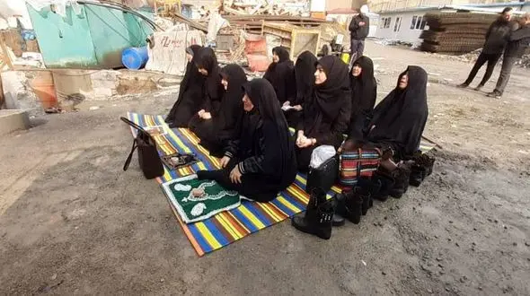 حضور خانواده شهدا مقابل ساختمان فرو ریخته پلاسکو + فیلم و عکس