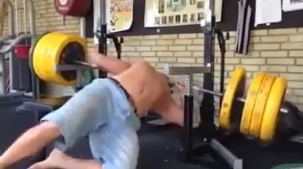 حادثه بد برای جوان بدنساز در باشگاه + فیلم و عکس