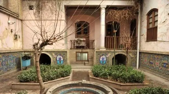 گشتی در خانه تاریخی و دیوارهای رنگ و رو رفته صادق هدایت در تهران+عکس