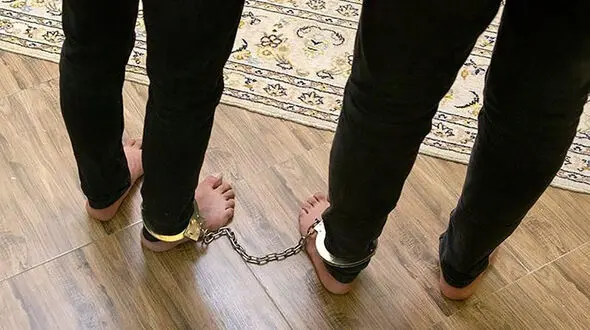 فرار سارق از دست پلیس به پشت‌بام خانه در شکوفه تهران