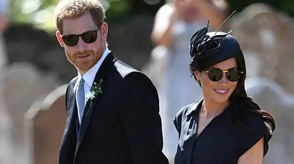 
کفش های کهنه و پاره شاهزاده هری در یک مراسم عروسی
