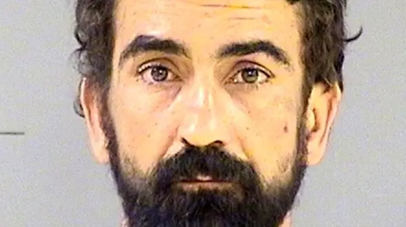 این مرد مار زنگی زخمی را به داخل ماشین همسایه انداخت +عکس