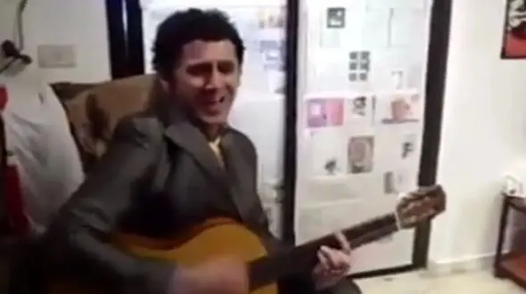 فیلم آواز شا  امین حیایی تو دورهمی خانوادگی آهنگ هی هی هی رو خوند عوامل پشت صحنه تو رقصن !