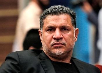 نگاهی به گردنبند طلای علی دایی که از زیر لباسش خودنمایی می کند +عکس/ علاقه آقای فوتبالیست به جواهرات