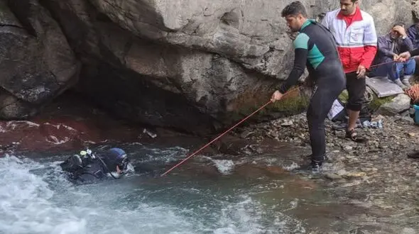 فرار مرگبار پدر و کودکش در صحنه فرار از گرمای هوا / به آبشار اشکور پناه برده بودند